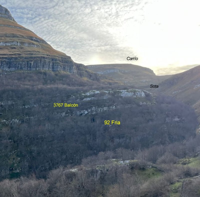 Fria + Balcón (Elena Gil) - Copie.jpg
Vue depuis Trama Peñas. Le porche apparaît nettement décalé par rapport à la cueva Fria, contrairement à ce qui était mentionné dans le compte-rendu d'expédition de Dijon-spéléo en 1983.
Fichier manquant
